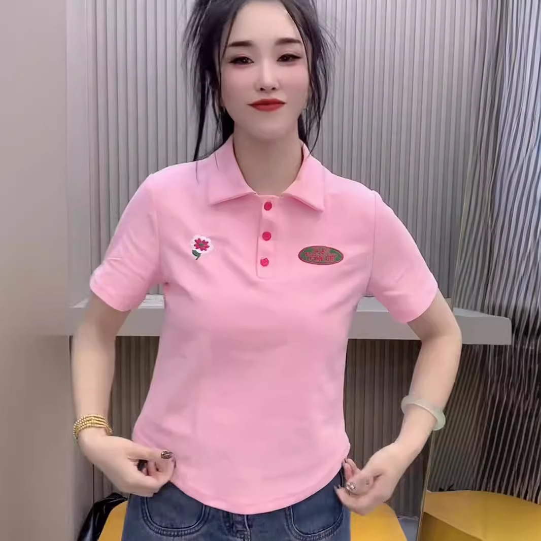 Productos europeos diseño bordado retro sentido de la camiseta de manga corta con cuello de polo para mujer verano nuevo nicho delgado todo-fósforo top de moda