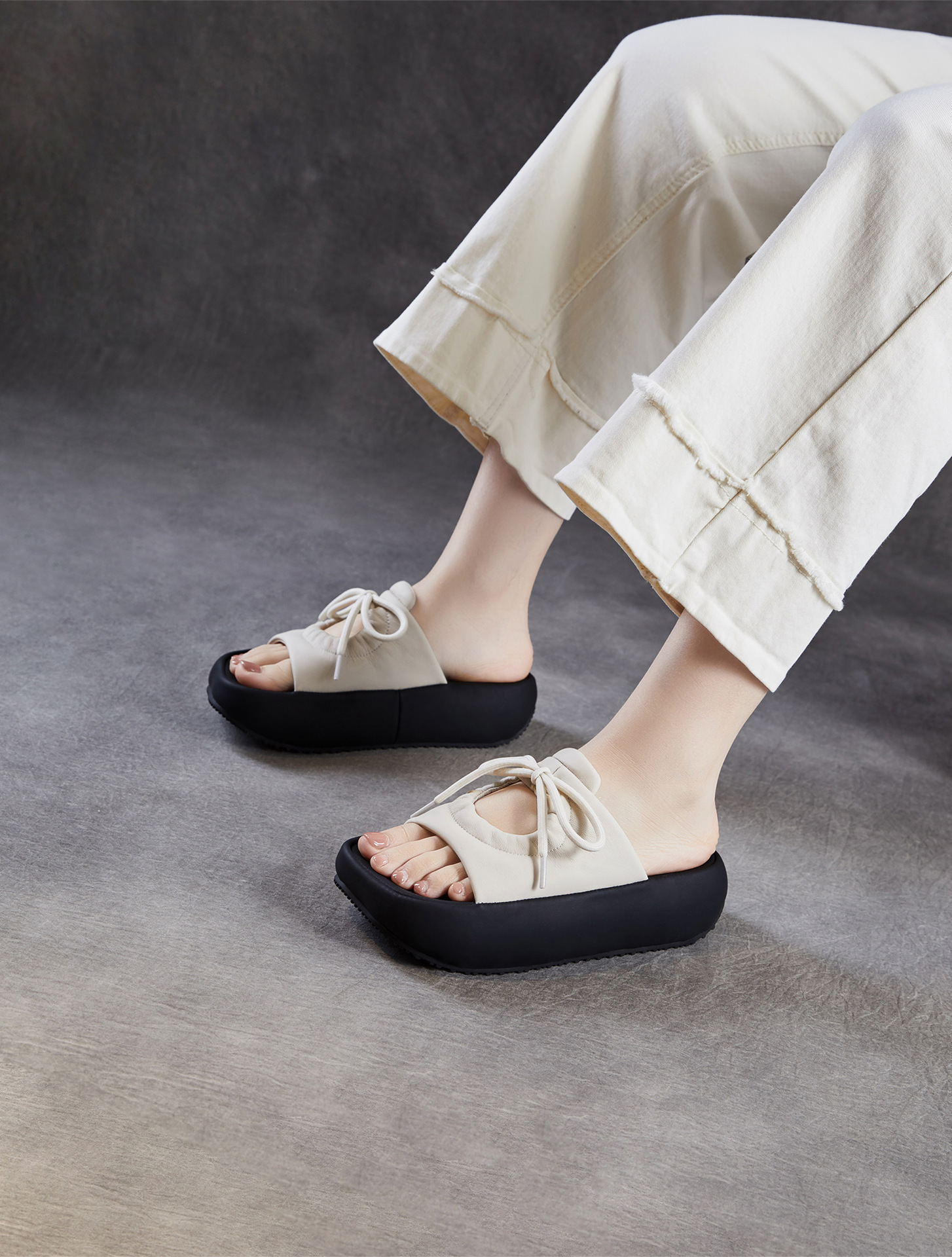 Dép sandal nữ quai chữ V đế dày phong cách Hàn Quốc, buộc dây hở mũi, form bánh mì — màu đen, trắng ngà chi tiết 5