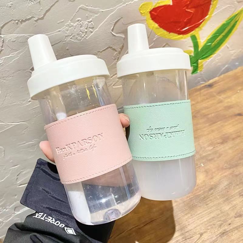 ミルクティープラスチックカップには個性的な英語の断熱カバーが含まれています。真珠を吸うことができるプラスチックカップです。|undefined