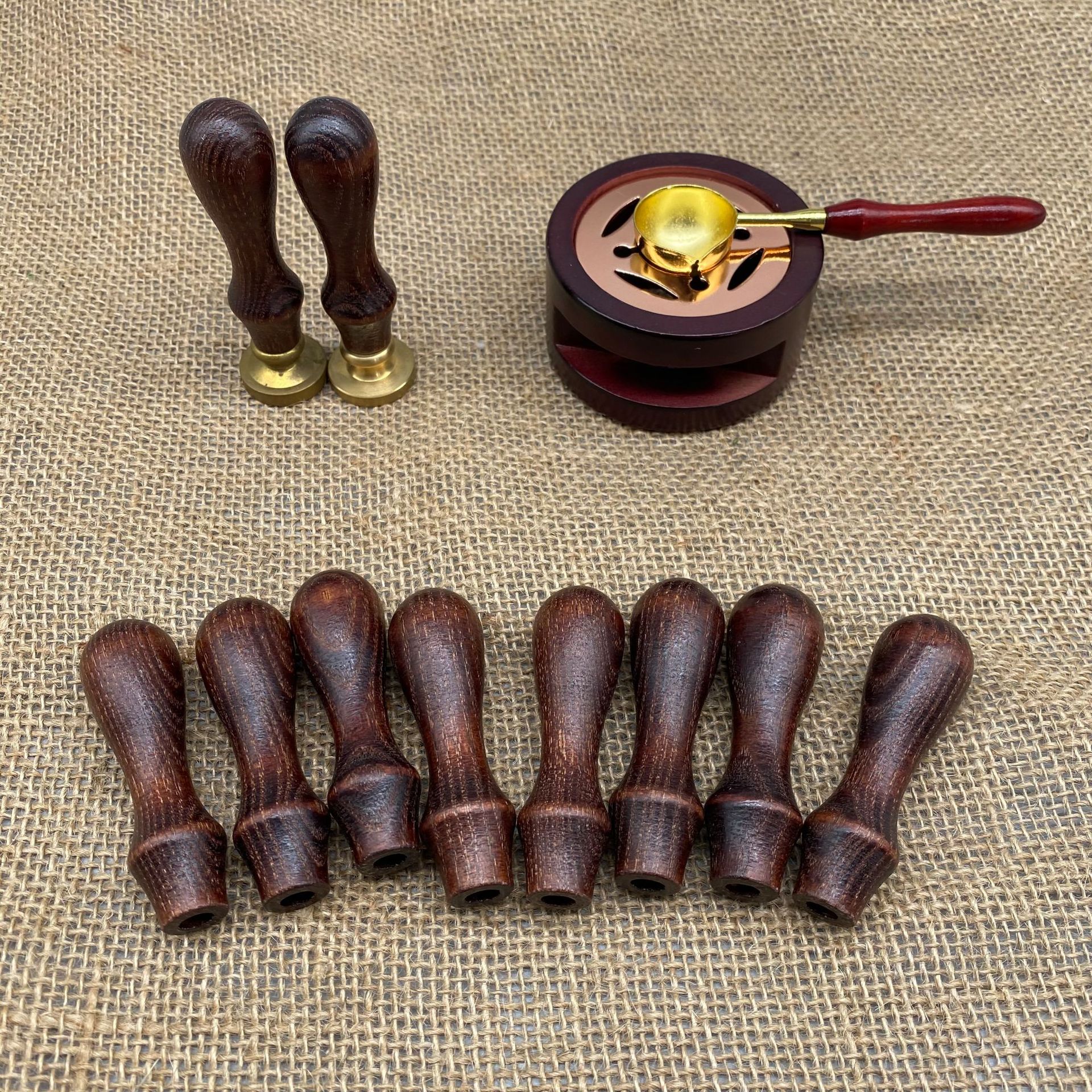 Seal, dark retro handle