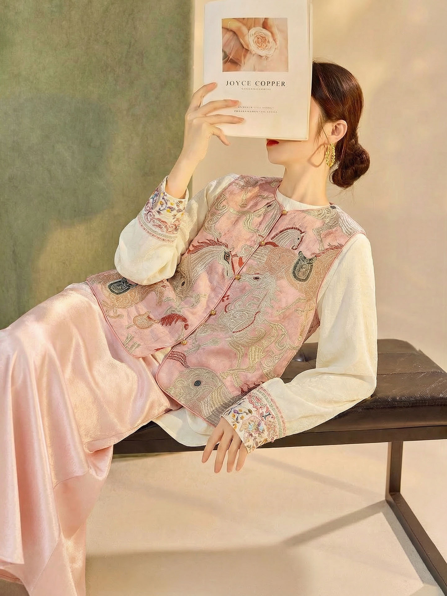 Áo ghi lê thêu họa tiết mã đáo thành công kiểu Trung Quốc mới, tay ngắn, form suông — Màu hồng
