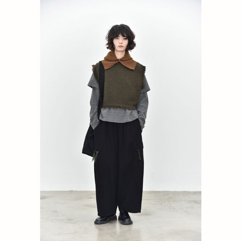[Three and Two Out] Short, color-blocked knit vest with wide shoulders, featuring a tassel trim and contrasting front and back designs, perfect for autumn and winter. 89883 #