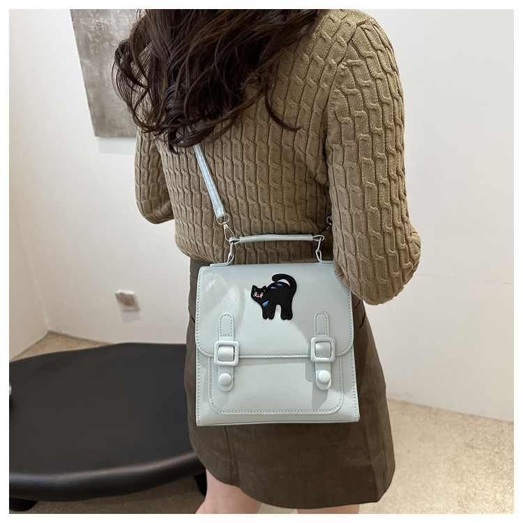 This is a new retro commuting backpack for the autumn of 2024, featuring a casual color contrast and a niche design. It is a small square single-shoulder hand-carry bag undefined