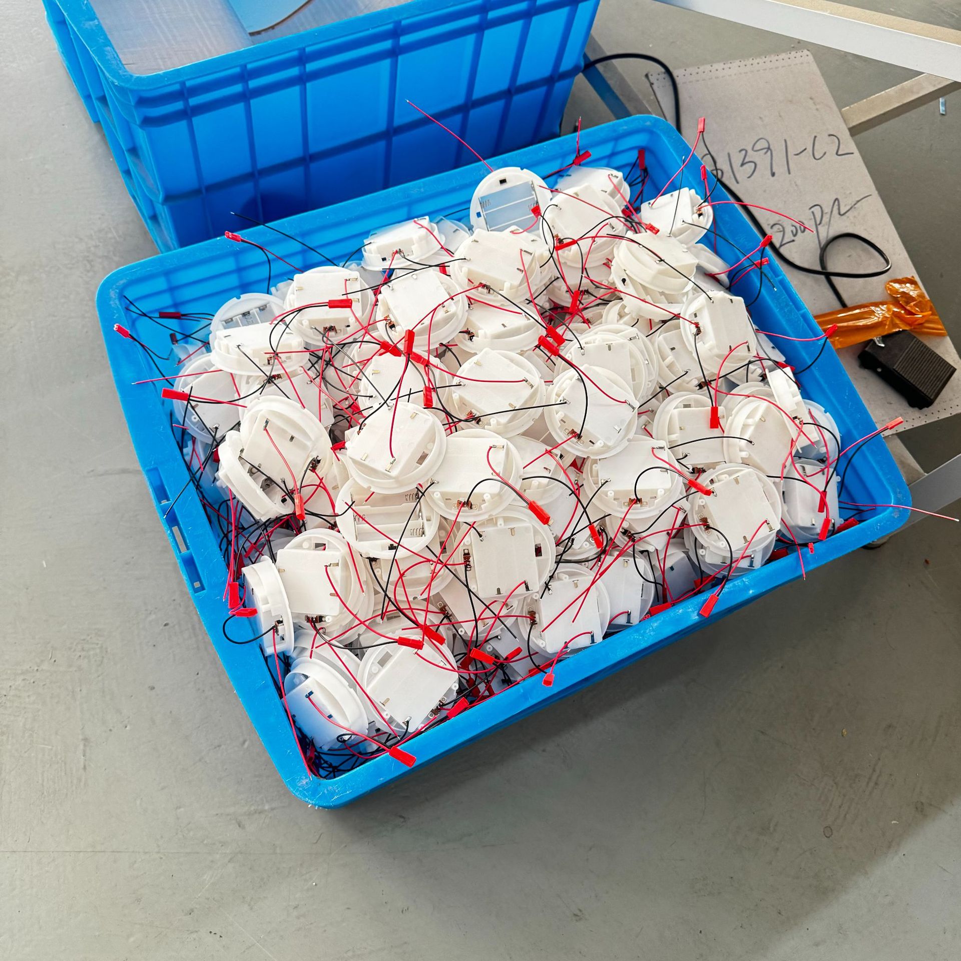 Çeşitli pil kutuları, yumuşak ışık şeritleri, sensör 2835 LED ışık şeritleri, ışıklı oyuncaklar, mooncake kutuları, kendinden yapışkanlı ışıkların fabrika doğrudan satışı