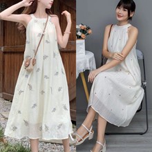 夏季新款法式复古刺绣无袖挂脖性感露肩连衣裙云南三亚旅游沙滩裙