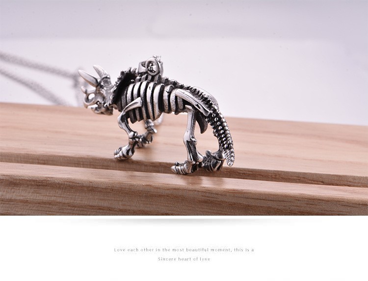 Collana con pendente scheletro di dinosauro in acciaio uomo_voghion.com