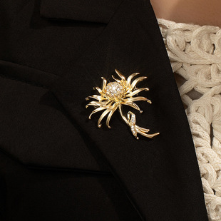 Small Suit Jacket Decoration Women's Niche Light Luxury Style Diamond Flower Brooch Exquisite High Crotch Design Sense Corsage