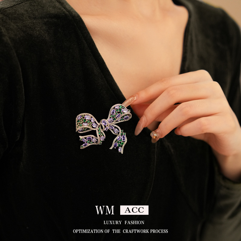 Broche de arco hueco brillante estilo lujoso ligero de alto nivel flor de pecho creativo de diseño francés accesorios de otoño y invierno mujeres image 3