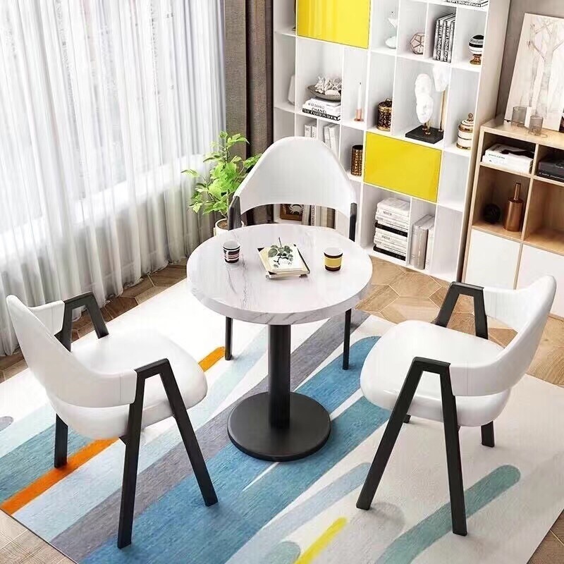 60개의 둥근 테이블과 세 개의 의자 흰색 가죽