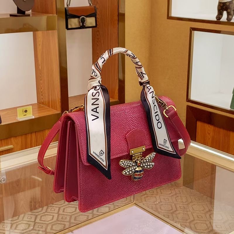 2024 Hong Kong Luz de lujo personalizado avestruz cuero bolso de las mujeres de cuero genuino abeja pequeña bolsa cuadrada portátil hombro bolsa de mensajero para las mujeres