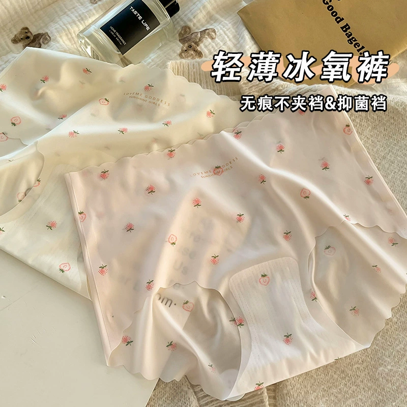Тонкие женские трусики из ледяного шелка с клубничным принтом в японском стиле, быстросохнущие бесшовные хлопковые трусы со средней талией, поднимающие бедра.