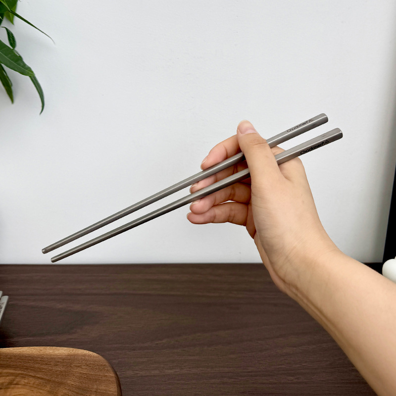 Chockmen Zhuo Deming puro palillos antibacterianos palillos anti-corrosión vajilla portátil regalo palillos de metal saludable