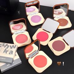 Kakashowはほろ酔いで多くの頬紅クリームを使います。