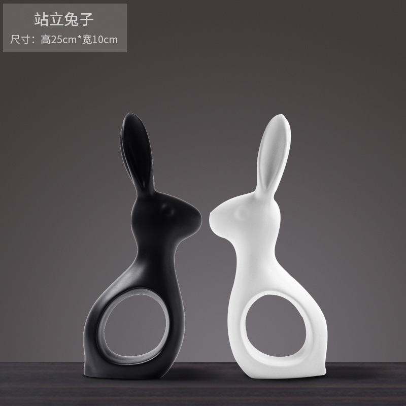 現代のシンプルな陶磁器の装飾品は家庭の客間の酒場のテーブルの上にアイデアの部屋の戸棚を飾っています。|undefined