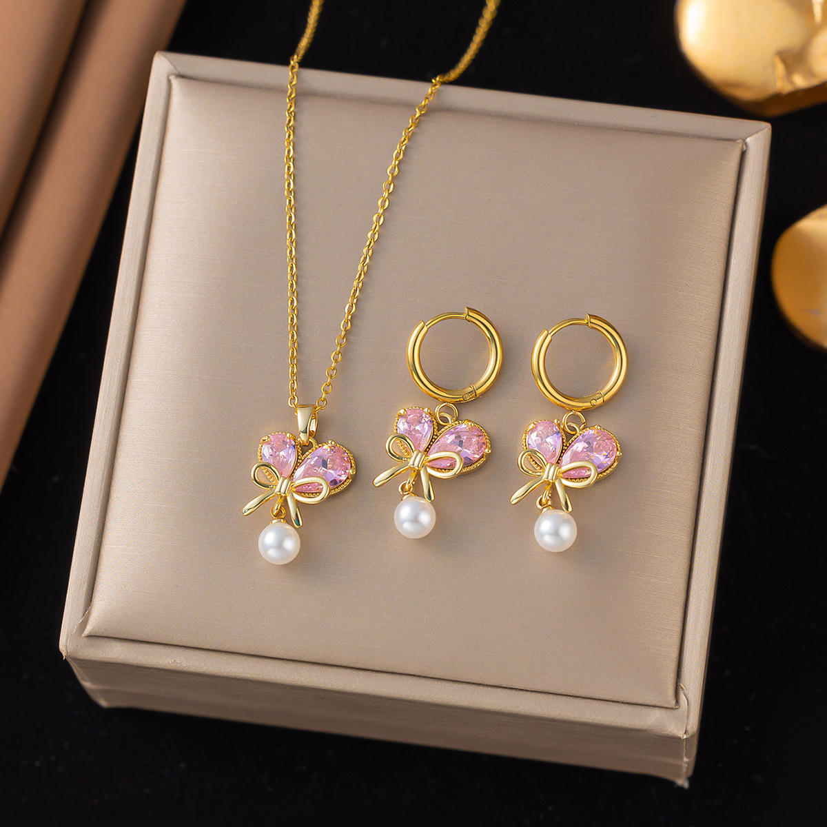 necklace with zircon pearl