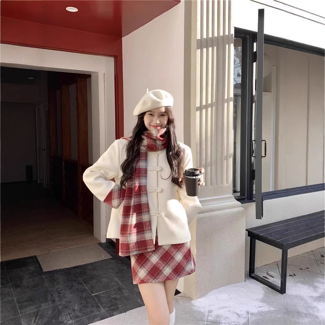 프랑스 달콤한 세트 여성의 가을 2024 새로운 중국 퀼트 울 재킷 레드 롱 원피스 스카프 3 피스 세트