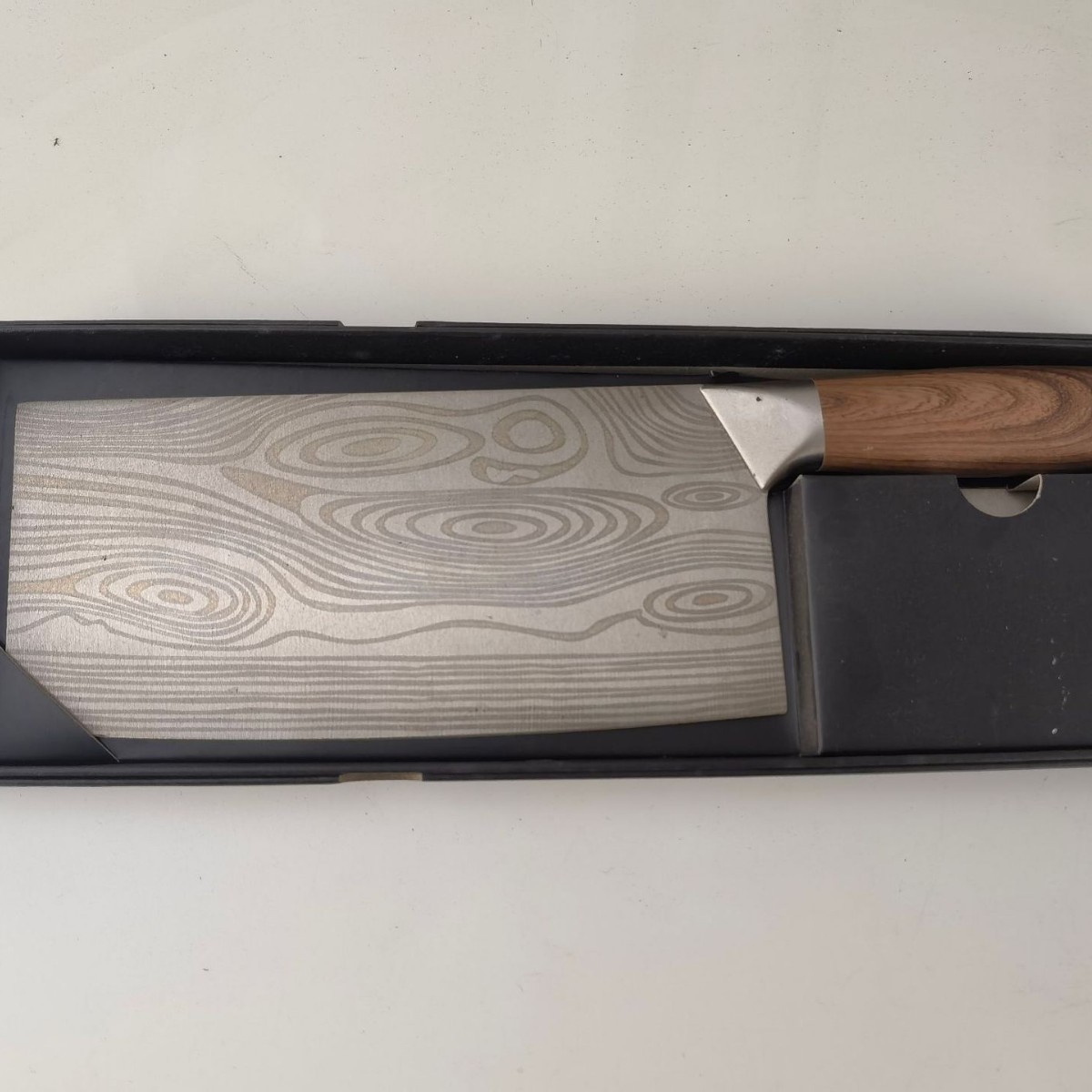 Cuchillo de cocina en caja hecho a mano negro