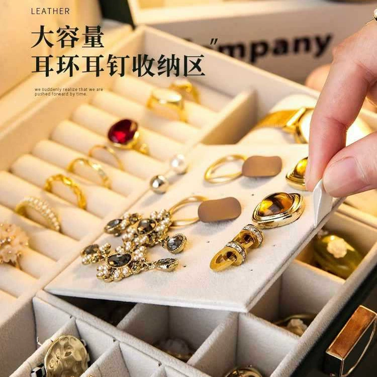 Серьги, украшения, вместительная цепь/ожерелье? но оригин: capacious necklace: вместительное ожерелье. Let's craft: