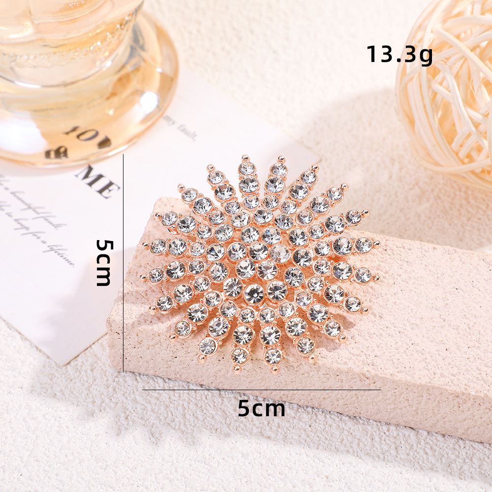 Spilla a fiore con perla e diamanti per giacca da donna_voghion.com