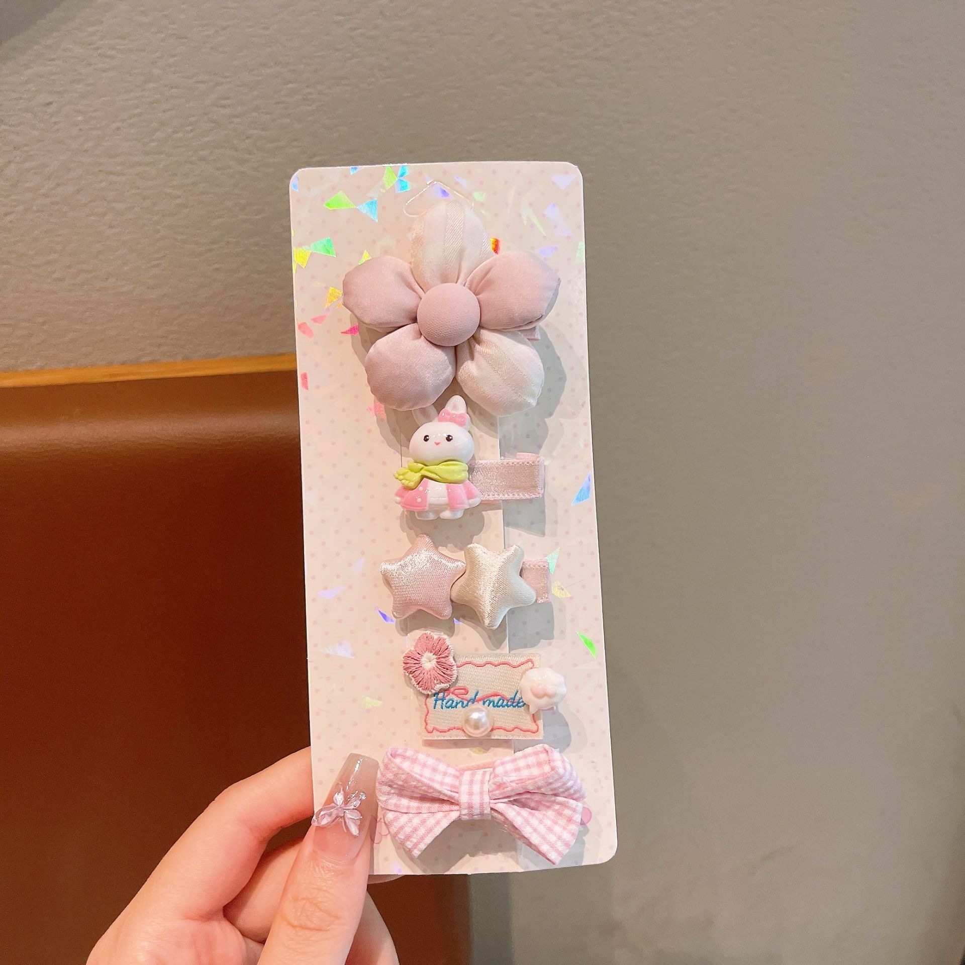 Caricatura encantadora para niños nuevo todo incluido niñas arco estriado tarjeta lateral para el cabello frisa pinzas para el cabello adornamiento