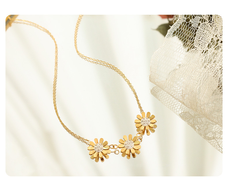 Fashion Simple Chrysanthemum Zircon Titanium Steel Plated 18k Gold Necklace display picture 2