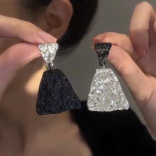 High-grade Light Luxury Atmospheric All-match Fashion Design Sense Metal Geometric Color Contrast Earrings Women's Retro Hong Kong Style Hepburn Earrings