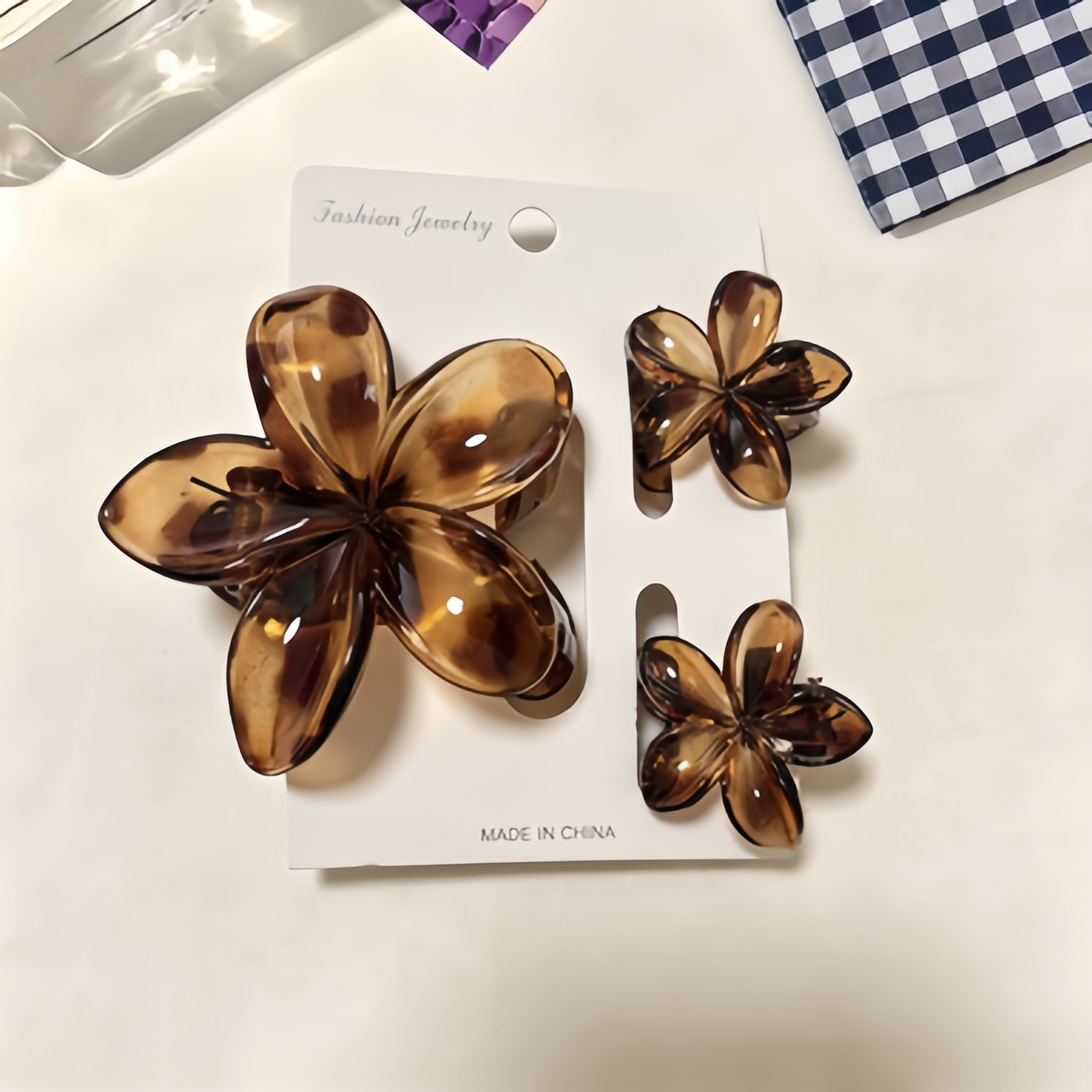 Pinza de pelo acrílica con flor de plumeria para mujer, accesorio de alta gama, pinza de tiburón, pinza de pelo cruzada para el verano.