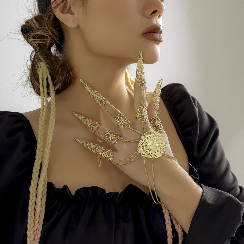Halloween Gothic Style Chain Bracelet with Finger Distinctive Tapered Nail Chain Ring Dark Style All-match Alloy Bracelet