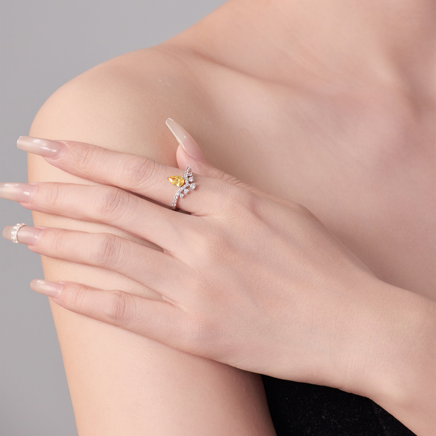 Xuping dulce suave Feng Shui goteo corona anillo de dama aleación de cobre chapado blanco ligero nicho anillo de compromiso mujer