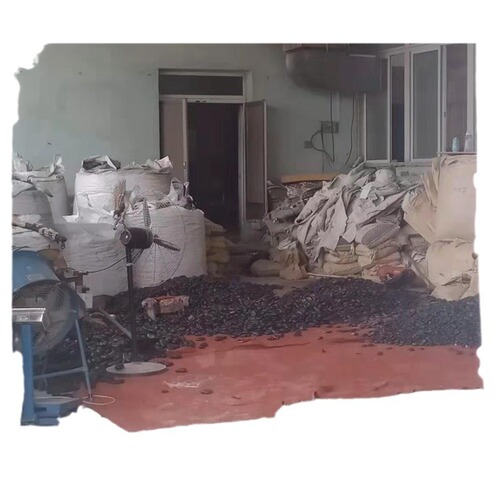 Factory-wholesale black pebbles for garden landscapes, fish tank substrates, decorative landscaping, and paving/rain flower stone applications.