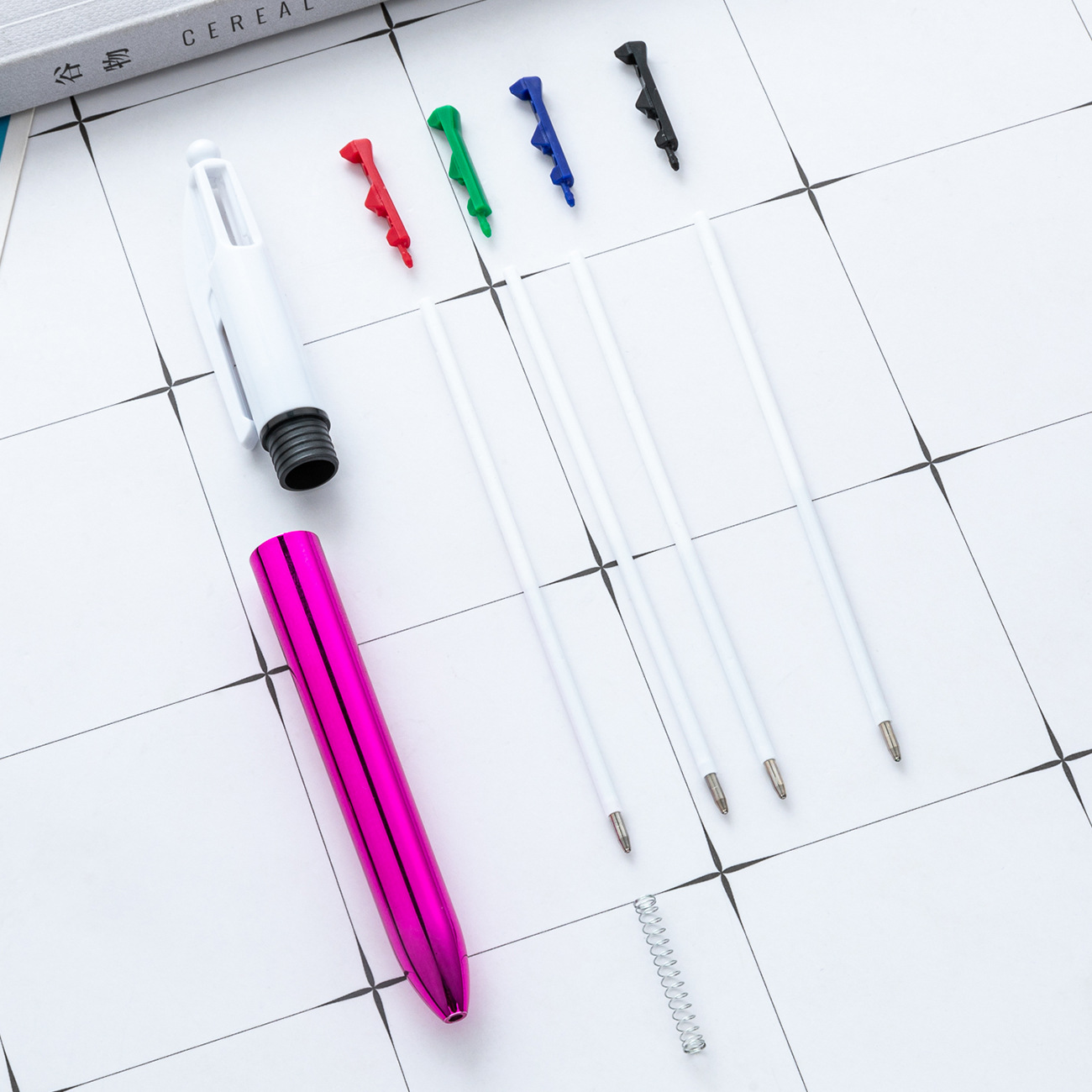 bolígrafo de bolas galvanizado UV creativo cuatro en uno de acuerdo con los pincezos de la cuenta práctica de los estudiantes clave bolígrafo de marca de regalo bolígrafo publicitario