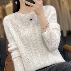 100純ウールの女性の丸首の透かし彫りのゆったりしたカバーの外に上着のニットの底のシャツの短いカシミヤのセーターを着ます。