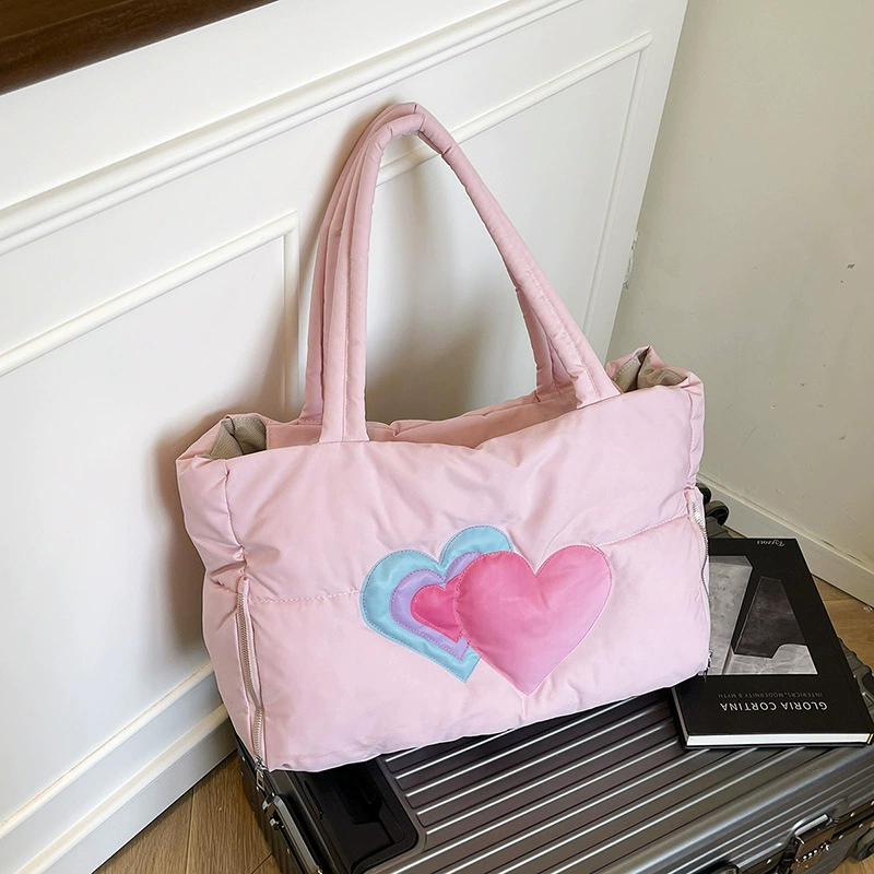 Новая женская сумка-пуховик 2025 года, пушистая и милая, сумка-тоут, на плечо, большая вместимость, стеганая хлопковая сумка в форме сердца, экспорт