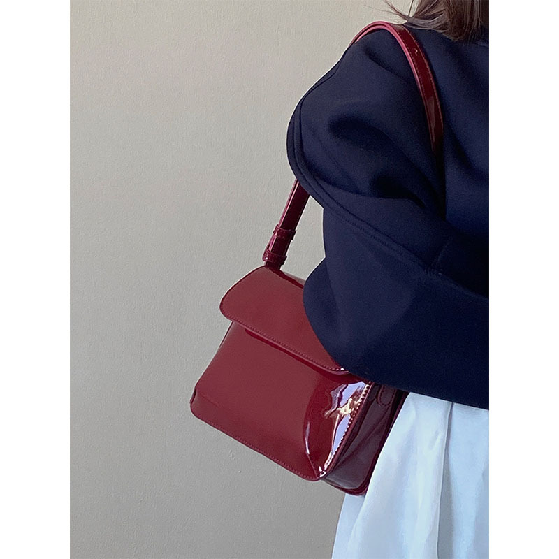 Otoño e invierno hong kong estilo retro bolsa de las axilas para las mujeres nueva moda rojo charol bolsa de hombro portátil bolsa de mensajero pequeña bolsa cuadrada para las mujeres