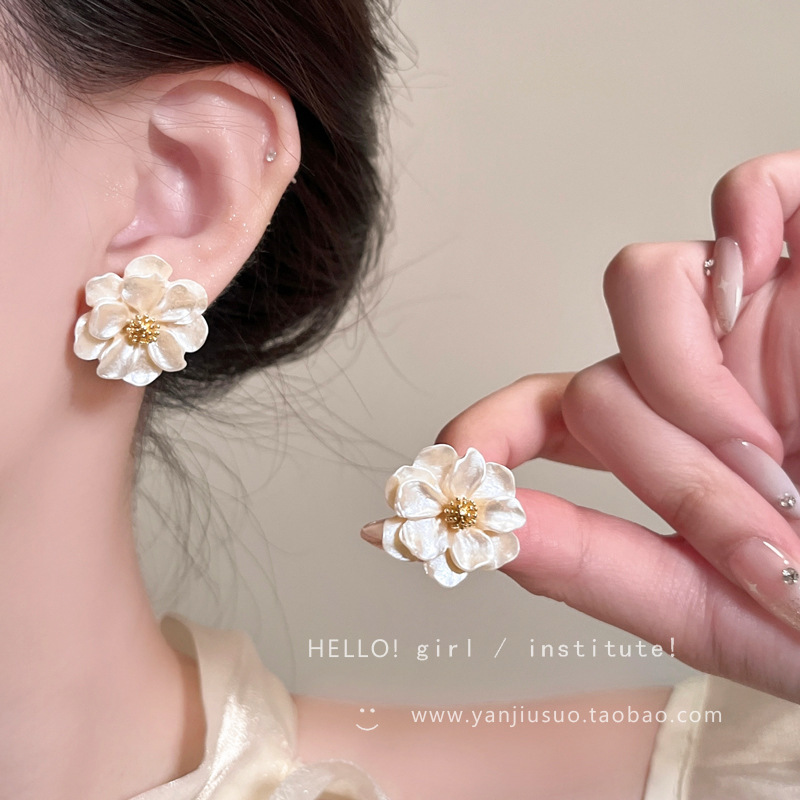 Pure White Romantic Spring Camellia Earrings Women's Light Luxury High-end Gentle Elegant Earrings Niche Design Earrings