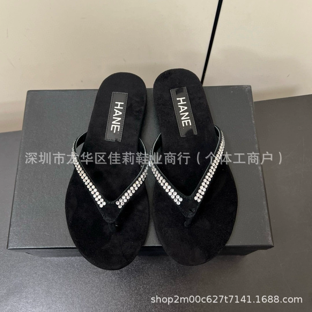 Ароматная бабушка стразы бархатные ножки с плоским дном шлепанцы женщина 2025 новая мода жемчуг дикие простые холодные тапочки