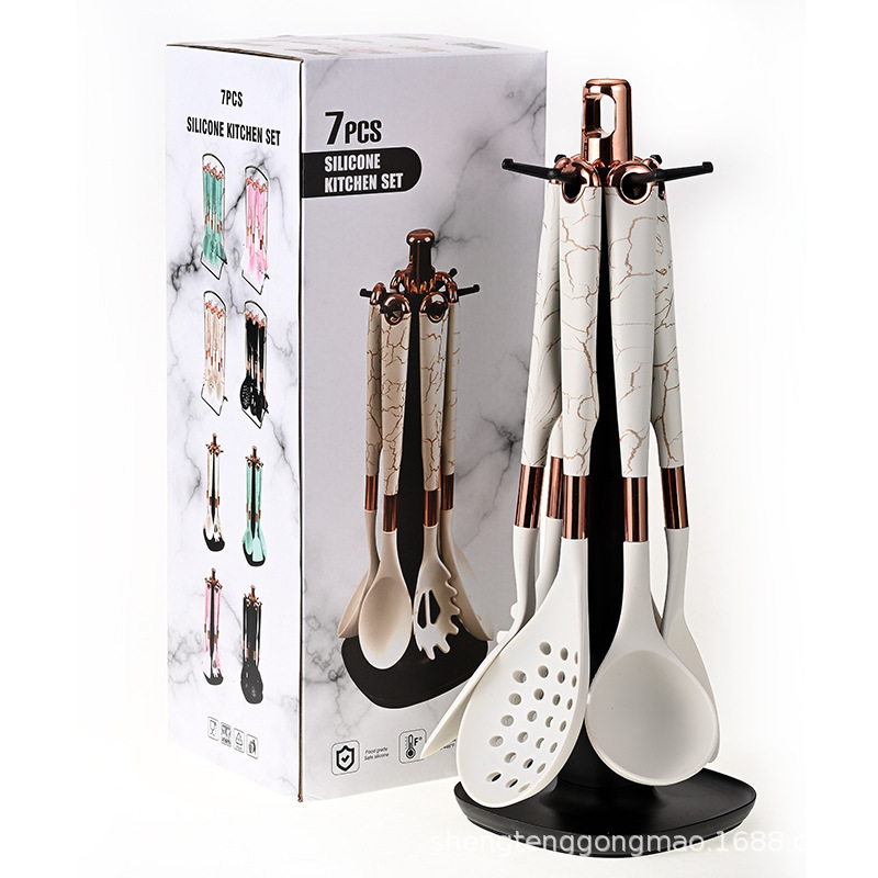 Paquete al por mayor cubierto con mango de grano de madera chapado en oro cuchara de cocina olla antiadherente pala estante de almacenamiento juego