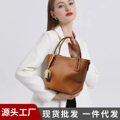 新款韓版菜籃子單肩斜挎包 高級感通勤小眾手提頭層牛皮女水桶包
