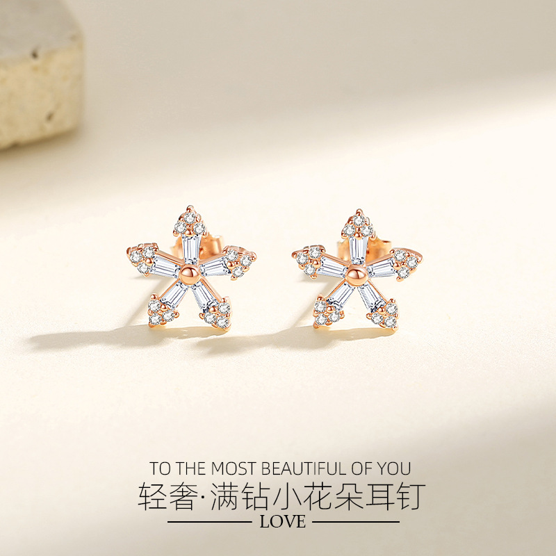 Diamante de estilo japonés y coreano pequeña flor pendientes de plata 925 micro incrustaciones de circón pétalos luz de lujo stud pendientes hembra tiktok joyería caliente del oído