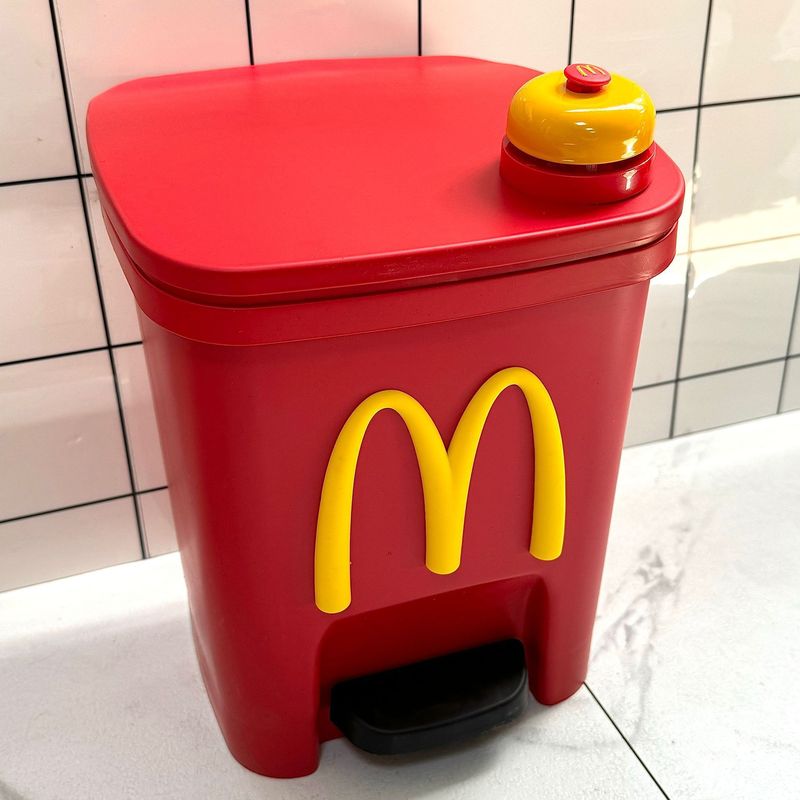 マリオ かわいいゴミ箱 家庭用 リビングルーム 寮用 ユニバーサル 蓋付き 高価値 大容量 足踏み式トイレ|undefined