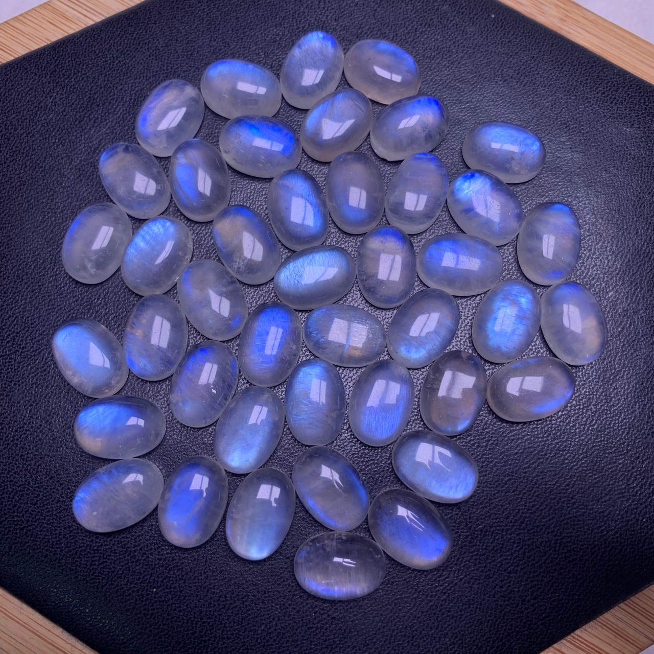 天然蓝月光蛋面饰品配件 光感强烈10/14mm戒面耳钉吊坠镶嵌半成品