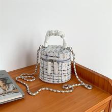 �¿�����ˮͰ��Ů�߼����������朗l�AͲ���r�г����μ�б��С��