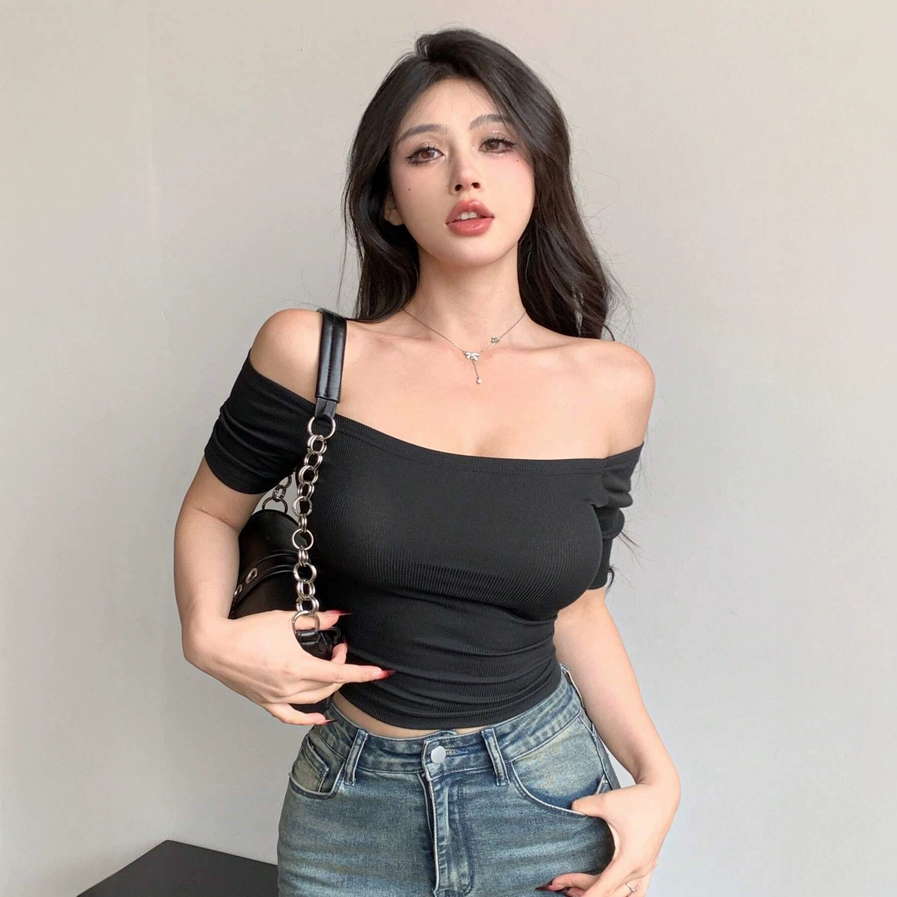 섹시한 스타일의 원라인 네크라인 디자인 반팔 티셔츠 2026 여름 신상 슬림핏 솔리드 컬러 숏탑 여성용