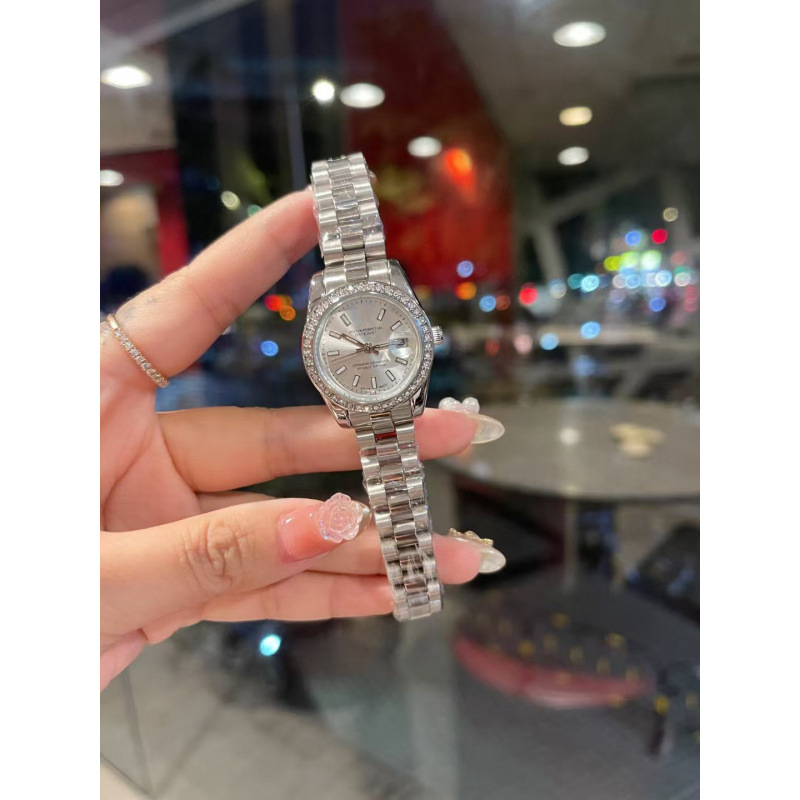 은색과 흰색 스트립 손톱