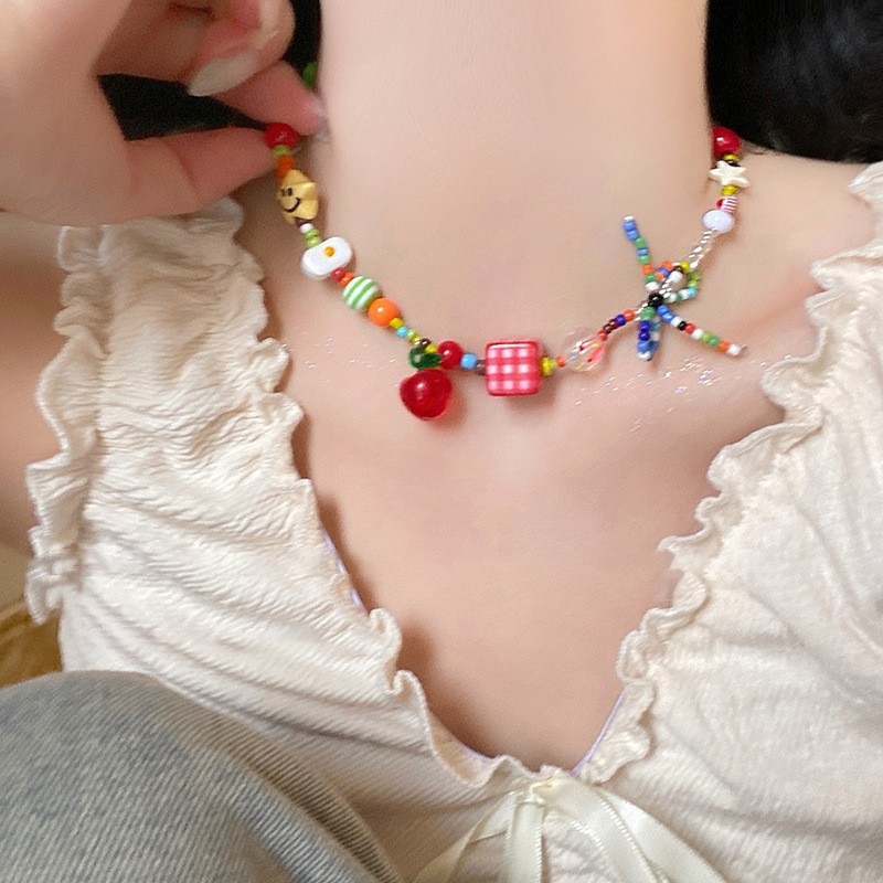 Collar con colgante de cuentas de estrella de color de verano, dulce femenino, pequeña cadena de clavícula fresca, estilo de vacaciones, collar de todo fósforo de nicho