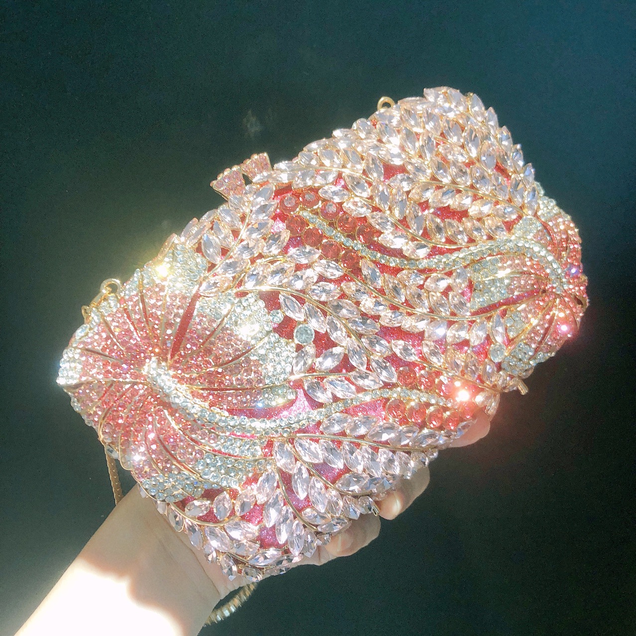 Túi clutch dạ hội đính kim cương hoa dâm bụt, cầm tay kim loại rỗng — Đế Vàng Kim Cương