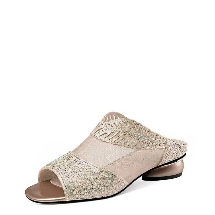 Zapatillas frías de tacón grueso para mujeres 2026 verano nuevo cuero de talón de malla de diamante exterior sandalias de moda temperamento