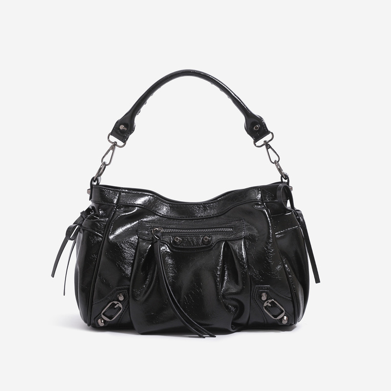 Cross-border bestseller: High-end hand-held pillow bag, trendy and cool for hot girls, studded biker bag, versatile commuter crossbody tote bag