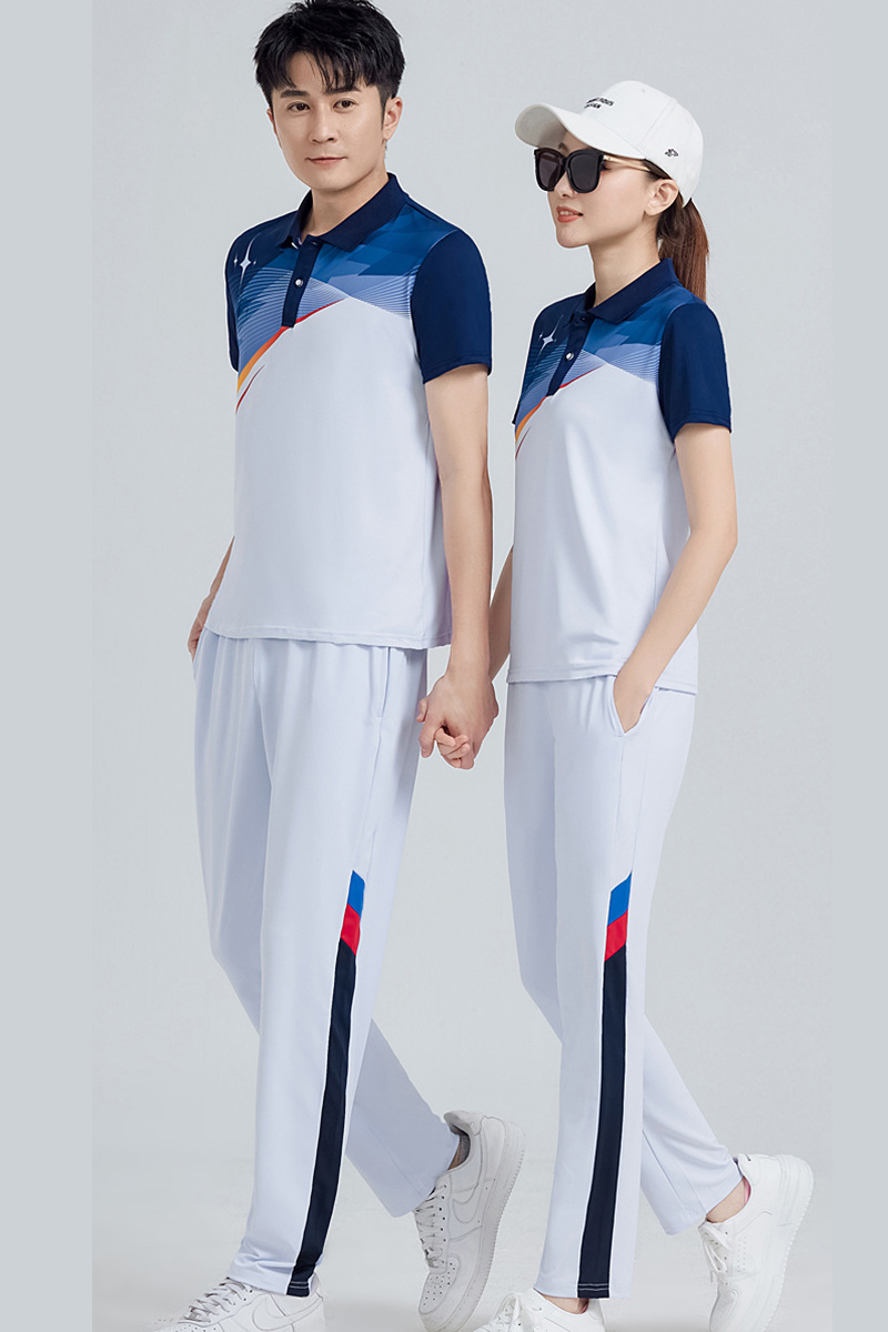 Camiseta azul oscuro con pantalones blancos 666