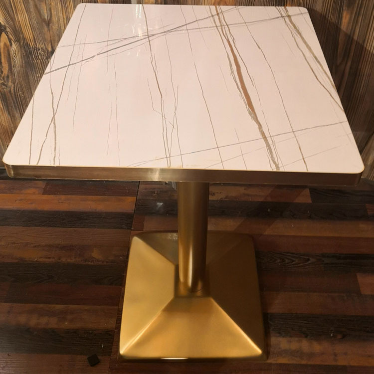 Mesa cuadrada de mármol